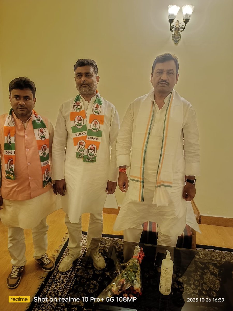 INCBihar's tweet photo. पूर्वी चम्पारण जिला कांग्रेस अध्यक्ष ई० शशिभूषण राय उर्फ गप्पू राय जी के नेतृत्व में जिला परिषद् क्षेत्र संख्या-32(कल्याणपुर) से मो० सदरे आलम जी ने कांग्रेस पार्टी के विचारधारा से प्रेरित होकर प्रदेश अध्यक्ष डॉ @akhileshPdsingh जी के हाथों कांग्रेस पार्टी की सदस्यता ग्रहण किया। https://t.co/oi4N79ej9C