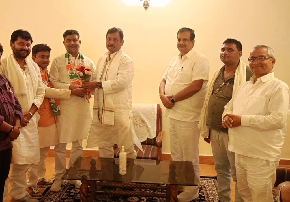 पूर्वी चम्पारण जिला कांग्रेस अध्यक्ष ई० शशिभूषण राय उर्फ गप्पू राय जी के नेतृत्व में जिला परिषद् क्षेत्र संख्या-32(कल्याणपुर) से मो० सदरे आलम जी ने कांग्रेस पार्टी के विचारधारा से प्रेरित होकर प्रदेश अध्यक्ष डॉ <a href="/akhileshPdsingh/">Dr Akhilesh Prasad Singh</a> जी के हाथों कांग्रेस पार्टी की सदस्यता ग्रहण किया।