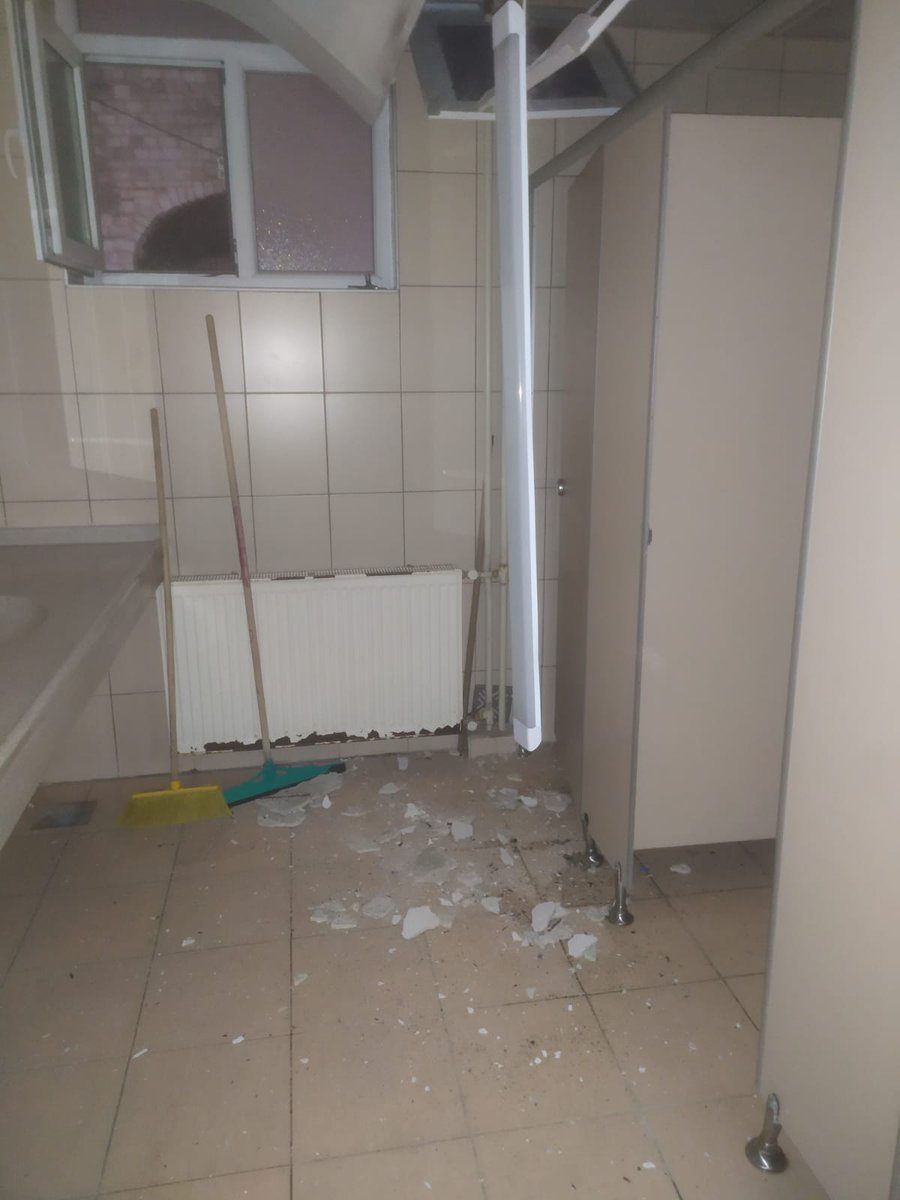 barinamayanlar1's tweet photo. 📍Vezneciler Kız KYK 

Yurtta tavan çöktü. Eski ve çürümüş binada öğrencilerin güvenliği yok. 

Tavan yarın bir öğrencinin üstüne de çökebilir, deprem olduğunda da öğrencilere mezar olabilir. PAYLAŞIYORUZ, UYARIYORUZ. Bir arkadaşımızı daha kaybetmeden, bir arkadaşımız daha zarar görmeden bu sorunları çözün.