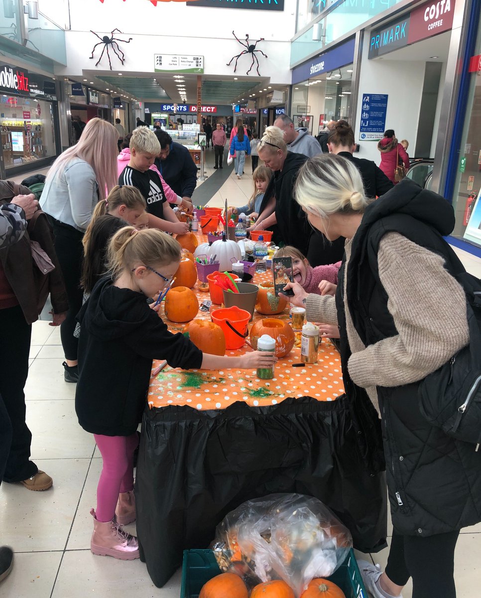 shopelmsleigh's tweet image. There’s some smashing pumpkin carving going on at Elmsleigh today!  Find us on the mall until 4pm!

#ShopElmsleigh #shoplocal #staines #halloween #pumpkin #pumpkinpatch