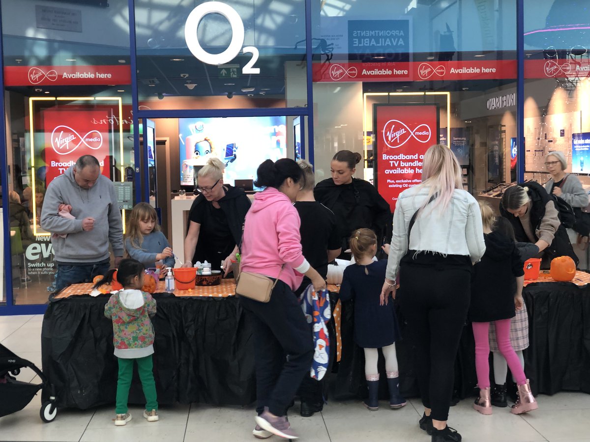 shopelmsleigh's tweet image. There’s some smashing pumpkin carving going on at Elmsleigh today!  Find us on the mall until 4pm!

#ShopElmsleigh #shoplocal #staines #halloween #pumpkin #pumpkinpatch