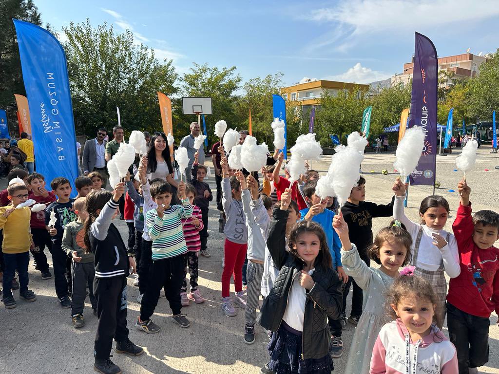 diyarbakirbld's tweet photo. Çocuklarımız mutluysa biz de mutluyuz... 🎢🎪🎈

“Mahallemde Şenlik Var" etkinliğimizle Çermik ilçemizdeki çocuklarımız 👇

Okçuluktan basketbola, animasyon gösterilerinden eğlenceli parkur oyunlarına birbirinden keyifli etkinliklerle gönüllerince eğlendiler. 🎡🏹🏀🎊

#BaşımGözümÜstüne #Diyarbakır