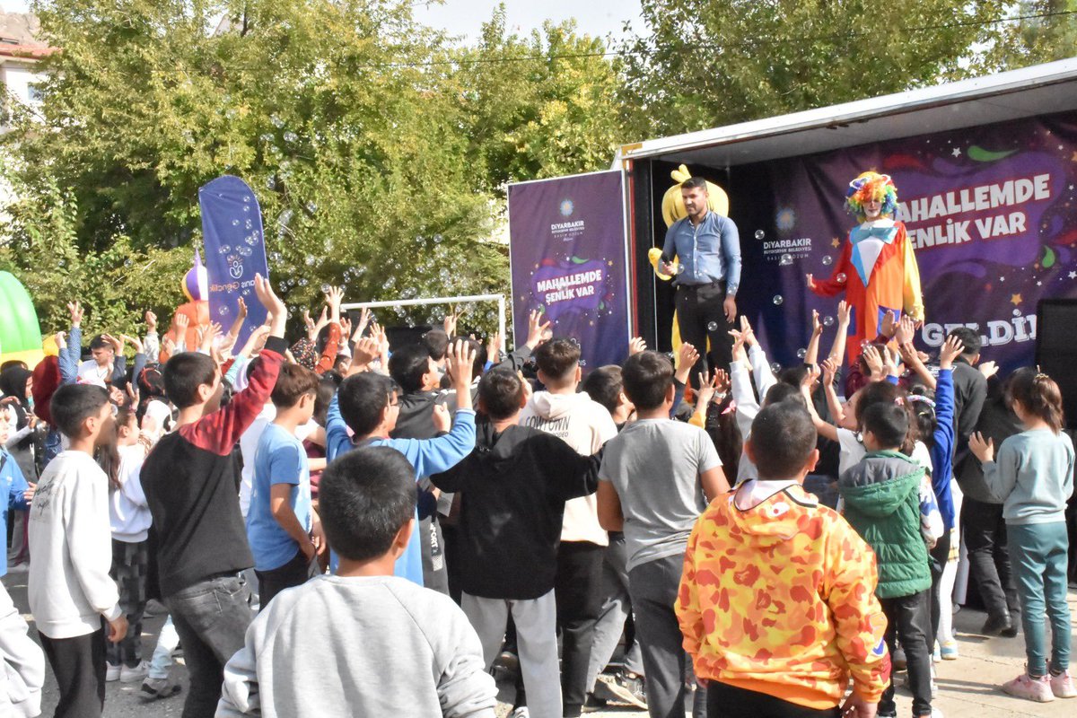 diyarbakirbld's tweet photo. Çocuklarımız mutluysa biz de mutluyuz... 🎢🎪🎈

“Mahallemde Şenlik Var" etkinliğimizle Çermik ilçemizdeki çocuklarımız 👇

Okçuluktan basketbola, animasyon gösterilerinden eğlenceli parkur oyunlarına birbirinden keyifli etkinliklerle gönüllerince eğlendiler. 🎡🏹🏀🎊

#BaşımGözümÜstüne #Diyarbakır