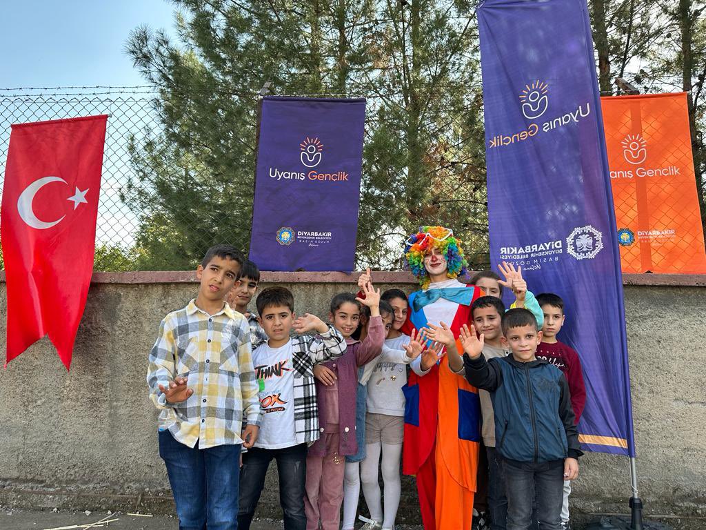 diyarbakirbld's tweet photo. Çocuklarımız mutluysa biz de mutluyuz... 🎢🎪🎈

“Mahallemde Şenlik Var" etkinliğimizle Çermik ilçemizdeki çocuklarımız 👇

Okçuluktan basketbola, animasyon gösterilerinden eğlenceli parkur oyunlarına birbirinden keyifli etkinliklerle gönüllerince eğlendiler. 🎡🏹🏀🎊

#BaşımGözümÜstüne #Diyarbakır