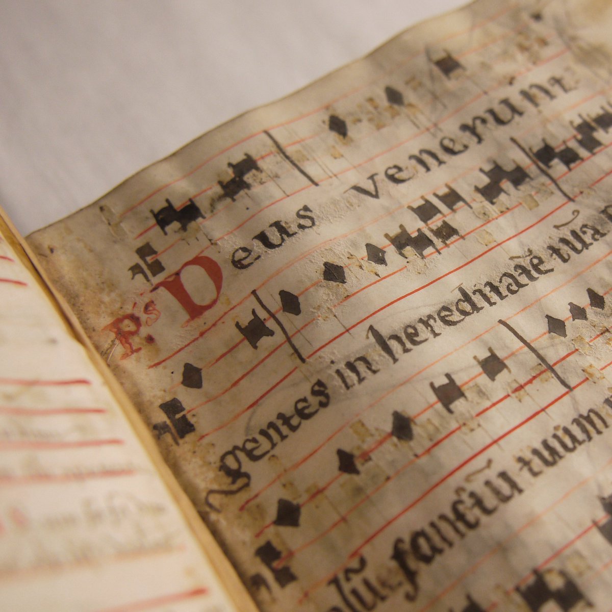 Join us today to celebrate our 15th century Noted Hymnal!

Learn more: library.wlu.ca/events/2023-10…

To prepare for the event, we will be closing the reading room at 12pm today and will reopen on Monday.

Photo credit: Jennifer Robertson, Book and Paper Conservation Services