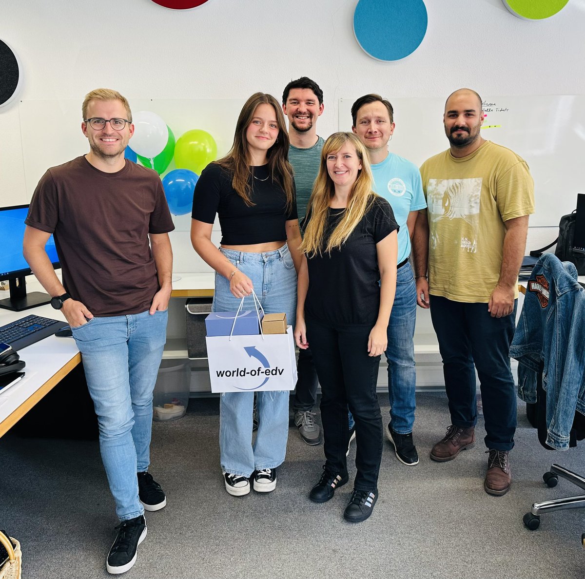 Willkommen an Bord!🙋🏽‍♀️😊

Wir stellen unsere neu Kollegin Dora vor! Sie ist unsere duale Studentin im Marketingmanagement und wir freuen uns riesig ihr Praxisbetrieb sein zu dürfen. 🫱🏼‍🫲🏻📚
Wir freuen uns auf eine erfolgreiche und lehrreiche Zeit zusammen!🥳

#Team #Bildung #Kollegen