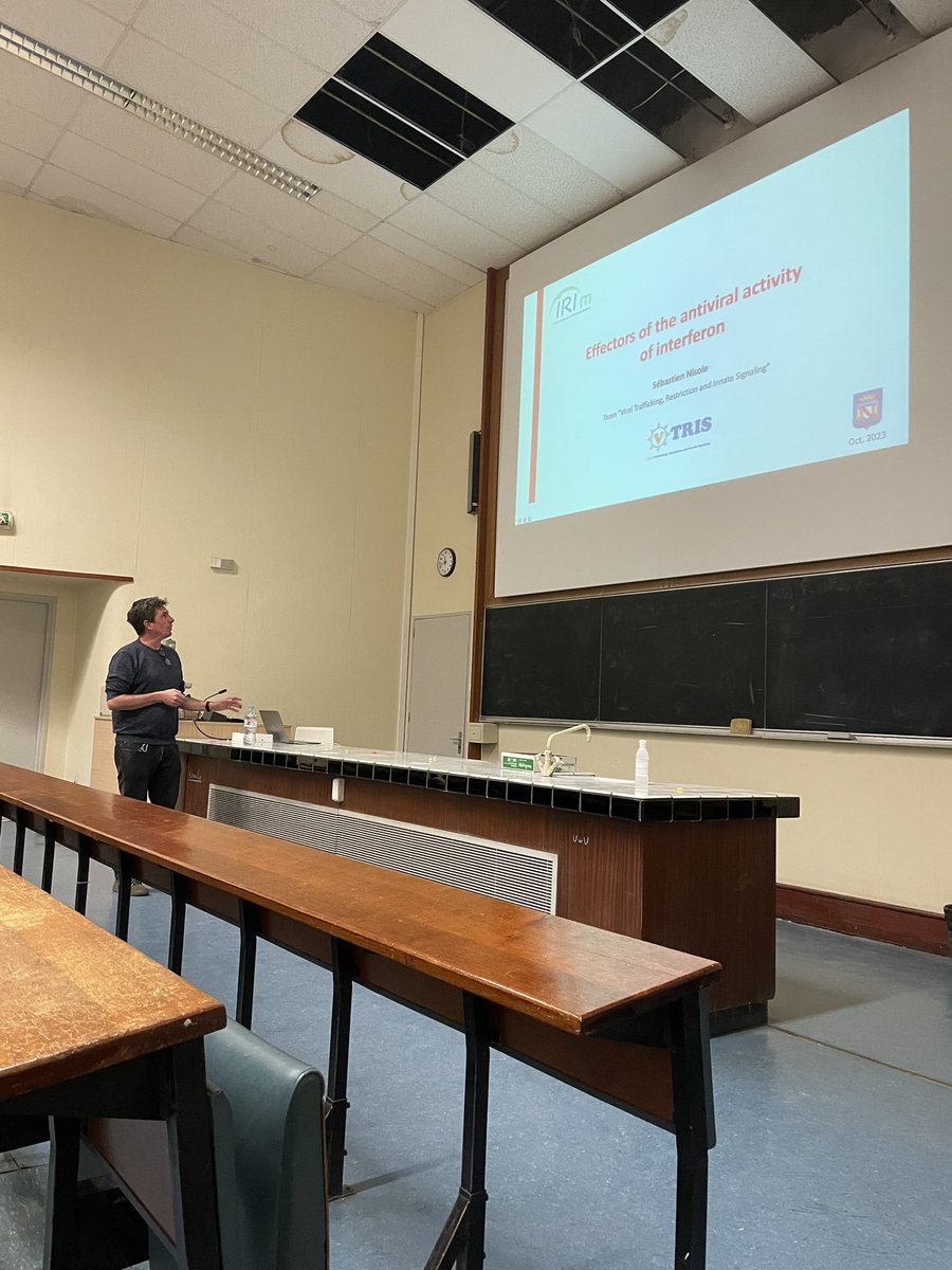 Dj0gil's tweet photo. Merci à Sébastien Nisole pour sa conférence donnée aux étudiants de master virologie de @unistra @SFV_France @IRIM_life https://t.co/5F4Wwjtrx7