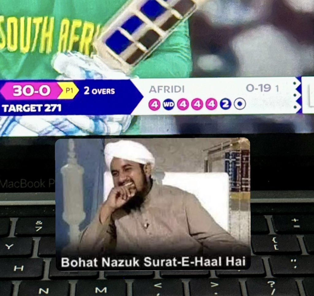 TechHoz's tweet photo. Duaon ki asshad zaroorat hy😅 #PAKvsSA https://t.co/sYIS1H7I8L