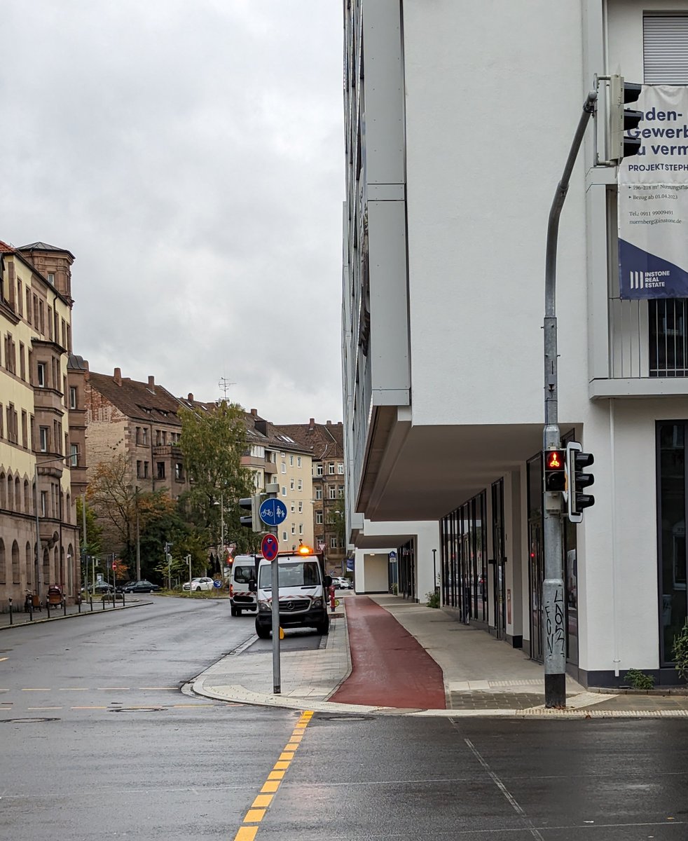 LaaaschM's tweet photo. Ähm ... WTF?! Das ist doch nicht euer Ernst @nuernberg_de? Das ist der nagelneue "Radweg" in der #Stephanstraße. Heute erst freigegeben. Besser kann man den Radfahrern den 🖕 nicht zeigen. Man sieht wie wenig Lust man bei der Stadt auf Radinfrastruktur hat. https://t.co/z3KR3of8aj