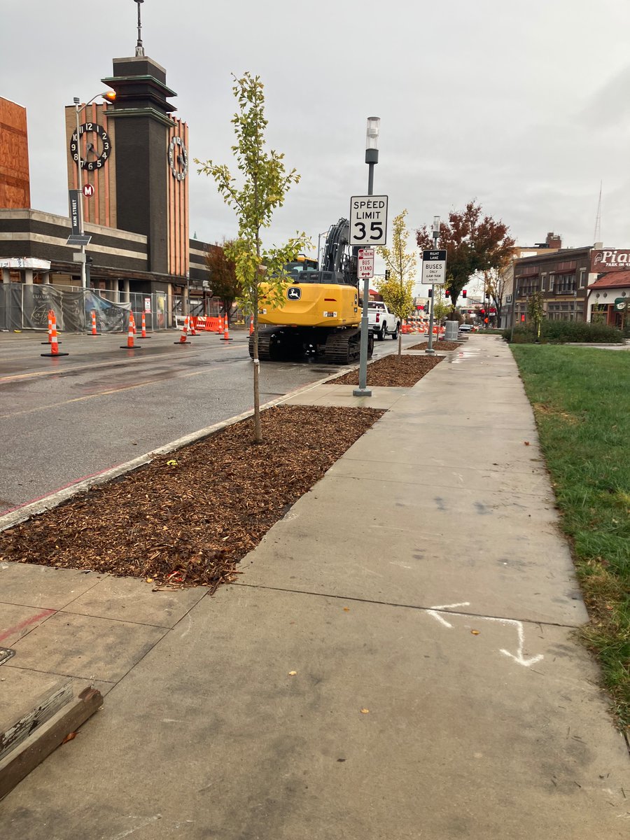 dueynetsell's tweet image. #KCMO’s Main Street got a few new street trees last week along the streetcar extension thanks to @kevinklink and the Main Street CID!

Great coordination from @midtownkcnow, @kcstreetcar, and @StreetSmartsDB to get them in before rail construction began this week!