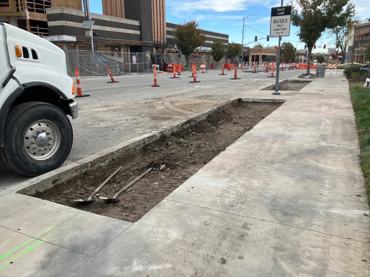 dueynetsell's tweet image. #KCMO’s Main Street got a few new street trees last week along the streetcar extension thanks to @kevinklink and the Main Street CID!

Great coordination from @midtownkcnow, @kcstreetcar, and @StreetSmartsDB to get them in before rail construction began this week!
