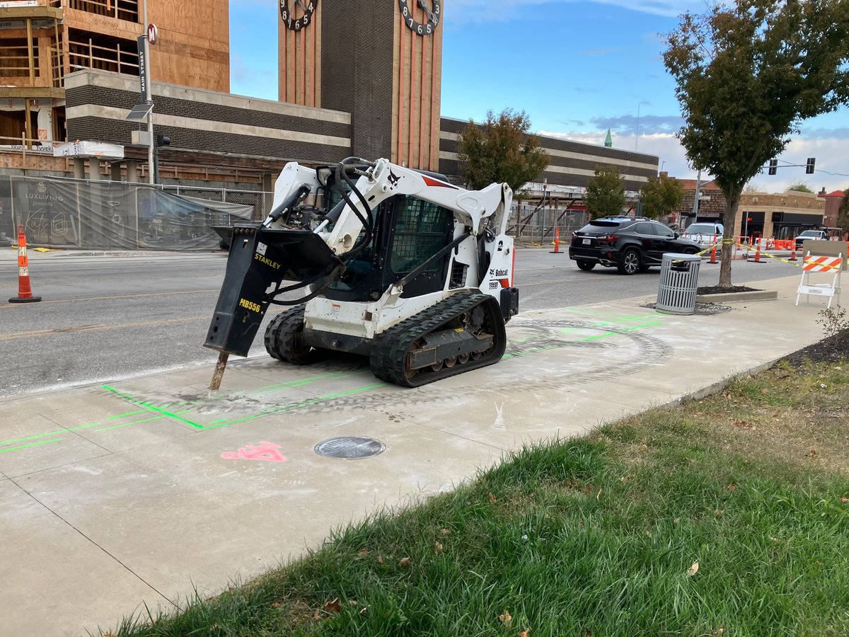 dueynetsell's tweet image. #KCMO’s Main Street got a few new street trees last week along the streetcar extension thanks to @kevinklink and the Main Street CID!

Great coordination from @midtownkcnow, @kcstreetcar, and @StreetSmartsDB to get them in before rail construction began this week!