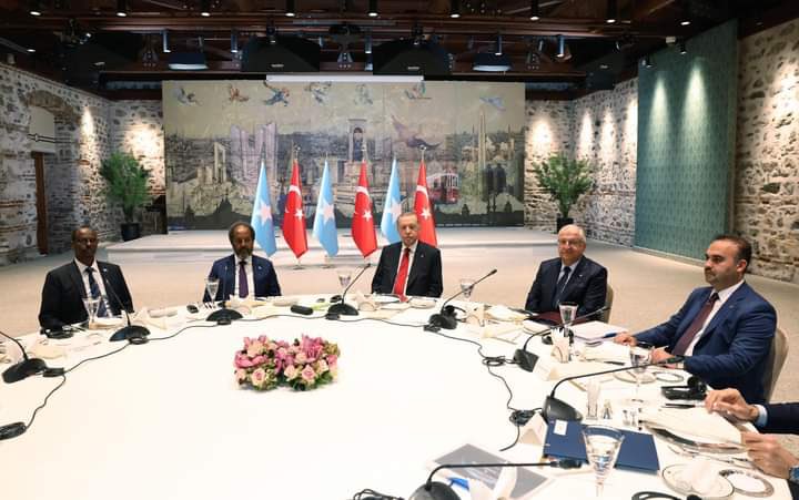 sntvnews1's tweet photo. President @HassanSMohamud has today met with his #Turkish counterpart Recep Tayyip Erdoğan at Dolmabahçe Presidential Office in Istanbul. The two leaders discussed bilateral relations and international developments. https://t.co/aJUREPp3uQ