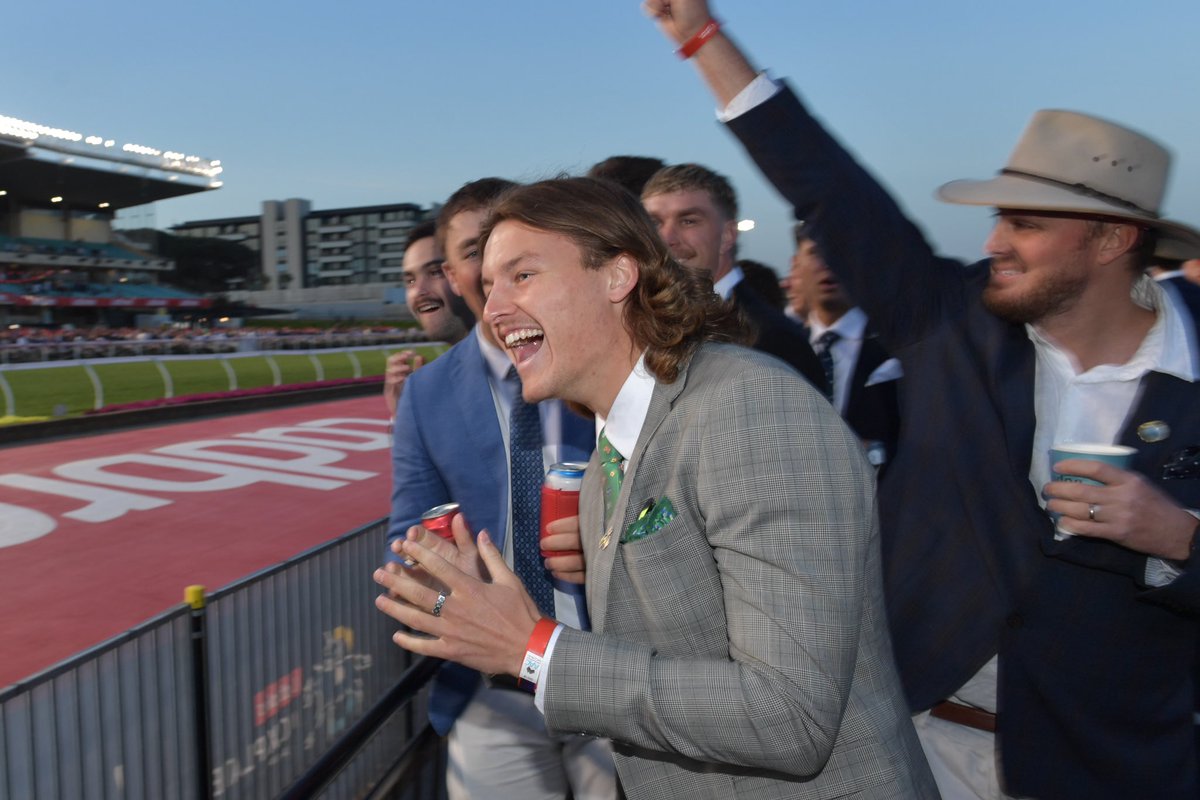 TheValley's tweet photo. Ladbrokes Cox Plate Eve ambassador Jack Ginnivan was living his best life trackside tonight π
#SpringAfterDark #LEGENDARY https://t.co/CqyK6ho2HB