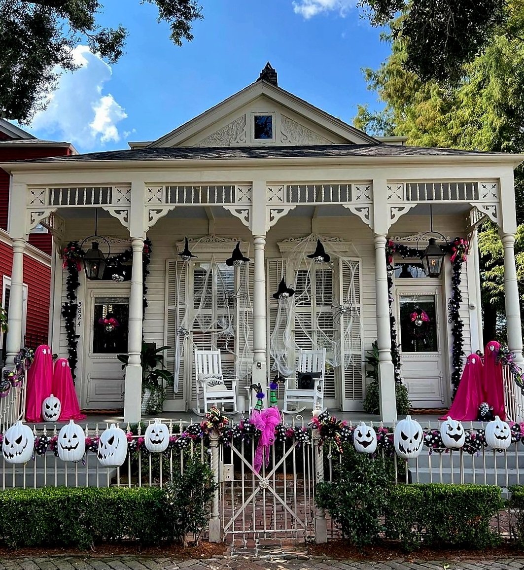 TinaM_Howell's tweet photo. If you're out and about this Halloween weekend in New Orleans, make sure you check out some of these iconic homes known for their elaborate decorations. They are a must-see in person. @FleursTrulyPod @georgee68
#KrakenHouse #SkeletonHouse #GhostManor
#NewOrleans #Halloween https://t.co/hMLCXdjSL0