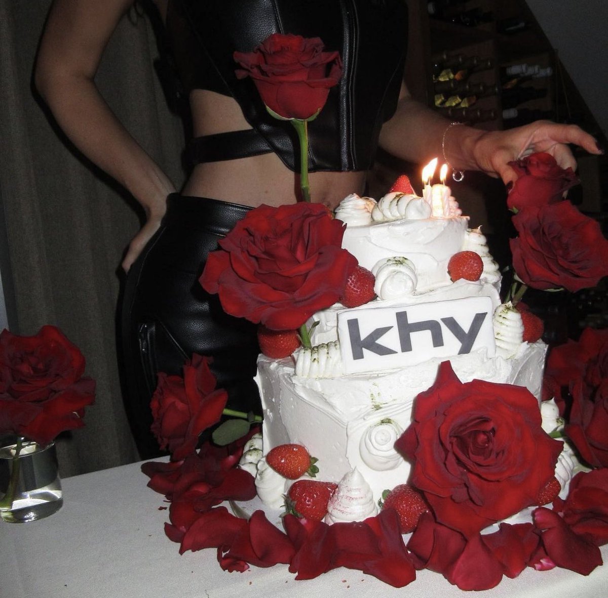KylieJenner's tweet photo. happy birthday khy 🌹

https://t.co/OrxInHUwLx https://t.co/OJ9pYmsIHQ