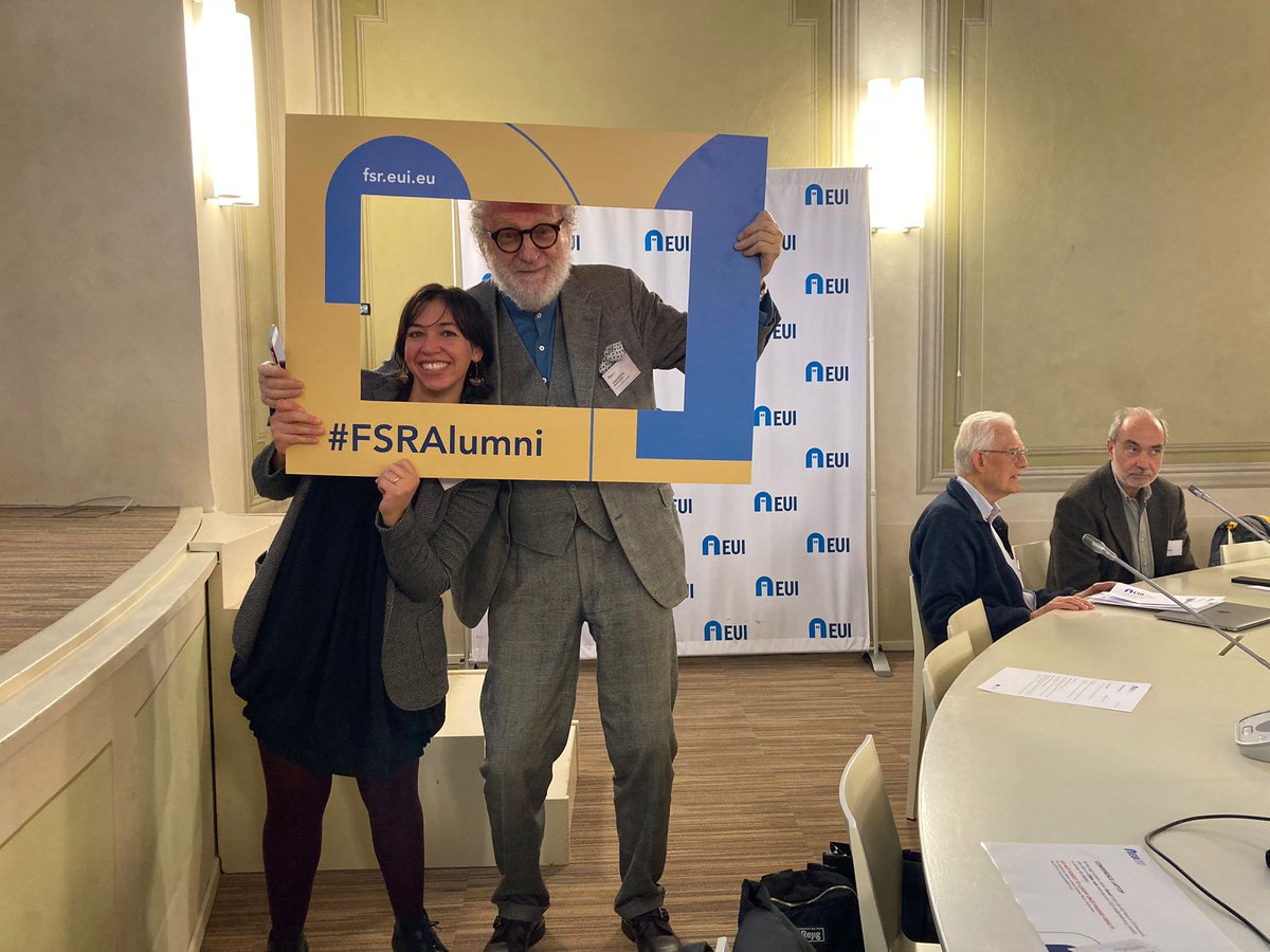 With the one and only <a href="/JMGlachant/">Jean-Michel Glachant</a> at the #FSRAlumni!
🧐 you can also spot other 2 <a href="/EUI_FSR/">Florence School of Regulation</a> founders in the background !