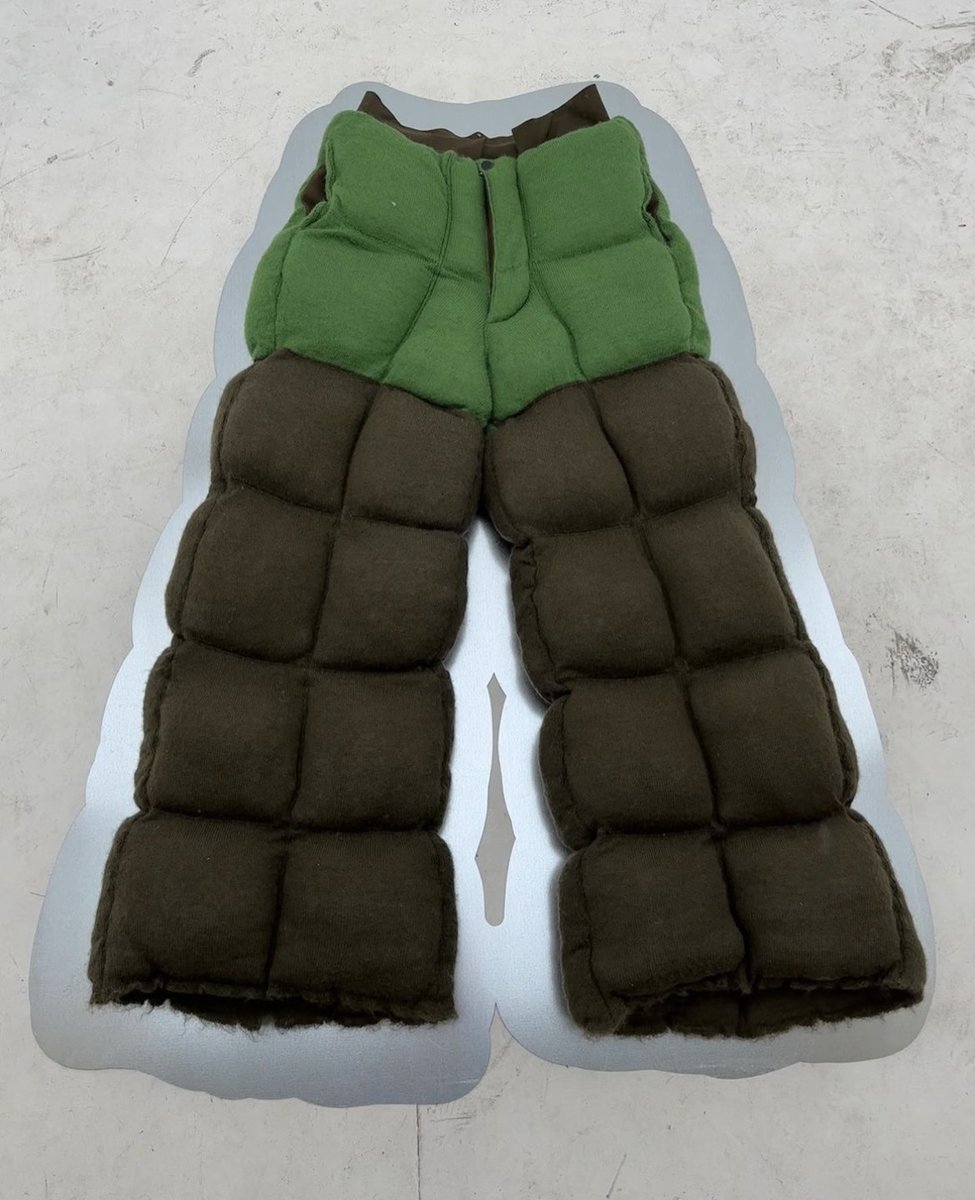 Permian_'s tweet photo. Introducing Oscar Ouyang, the Central Saint Martins graduate of 2023. Drawing inspiration from the intricacies of nature, he's redefining knitwear in the boldest of ways. Dive into his collections and you'll find a blend of camouflage aesthetics, nods to pop culture, and whispers of pacifism. Oscar narrates stories through the lens of nature. Dive in and see why he's the name on our lips. 🍃🧶🌟
 #designerdossier #permian