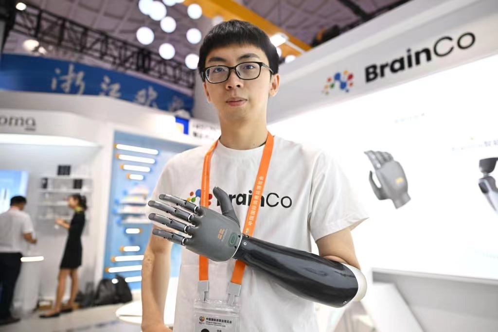 SmartindustryCN's tweet image. Discover the incredible assistive tech at the Hangzhou Asian #ParaGames:
Intelligent #GuideDog for seamless navigation &amp;amp; live traffic updates
 #BionicHand, operated by intuition
 #SignLanguage translation robot capable of recognition &amp;amp; broadcasting
Witness the future ! 🌟