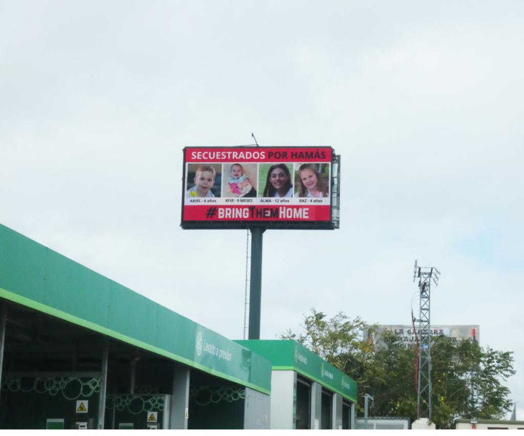 ACOM_es's tweet photo. Monospostes en las principales carreteras de Madrid recordando a los secuestrados de Hamás y exigiendo su liberación inmediata. 
No están solos. 
#BringThemHome https://t.co/uaofrTjl8f