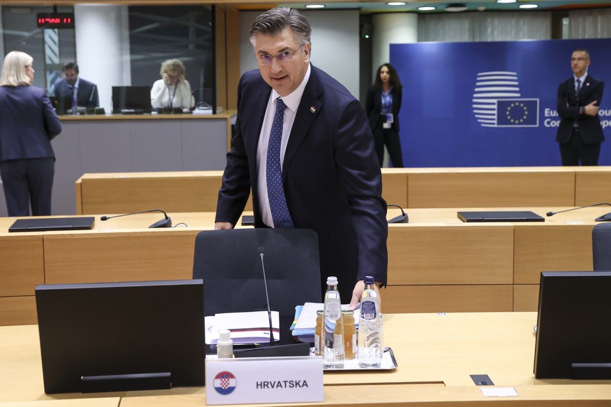 Na sastanku #Eurosummit raspravili smo o politikama za dugoročni rast i otpornost gospodarstava #EU. Članstvo u #Eurozone već pokazuje višestruke koristi , osobito za gospodarstvo, turizam i kreditni rejting zemlje Hrvatske. 🇭🇷🇪🇺