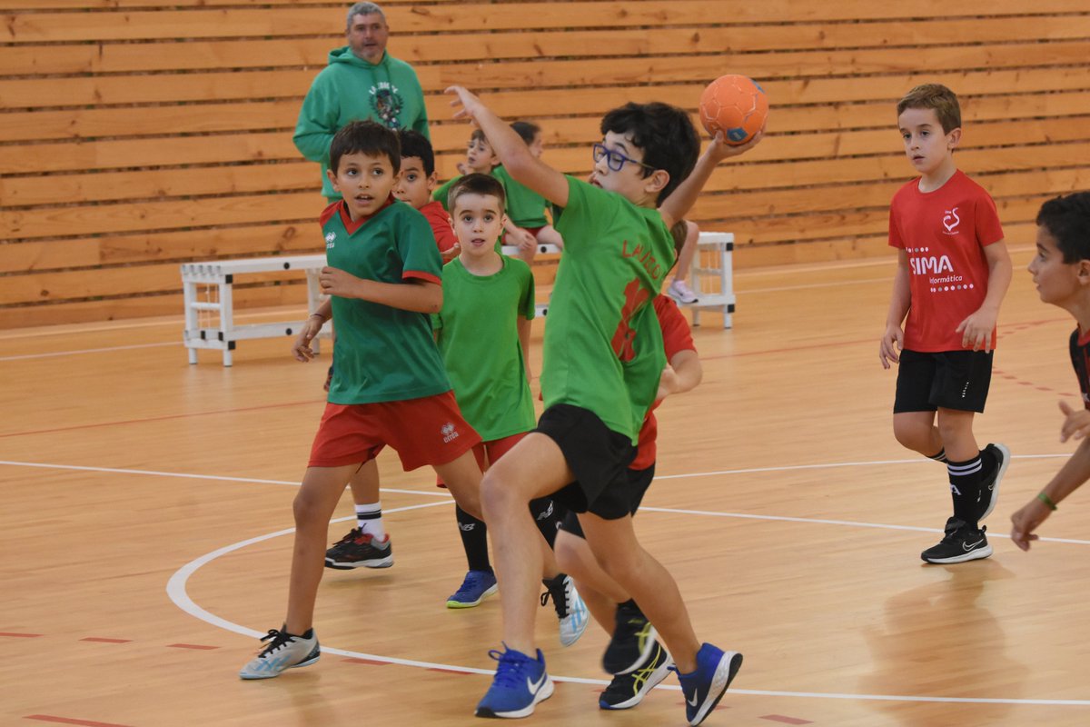 Laudio_BC's tweet photo. Por fin, este pasado sábado, comenzamos las competiciones de deporte escolar en Álava y pudimos disfrutar de una bonita mañana de partidos en el Polideportivo de La Granja de Laudio. https://t.co/axTfrRi9rR