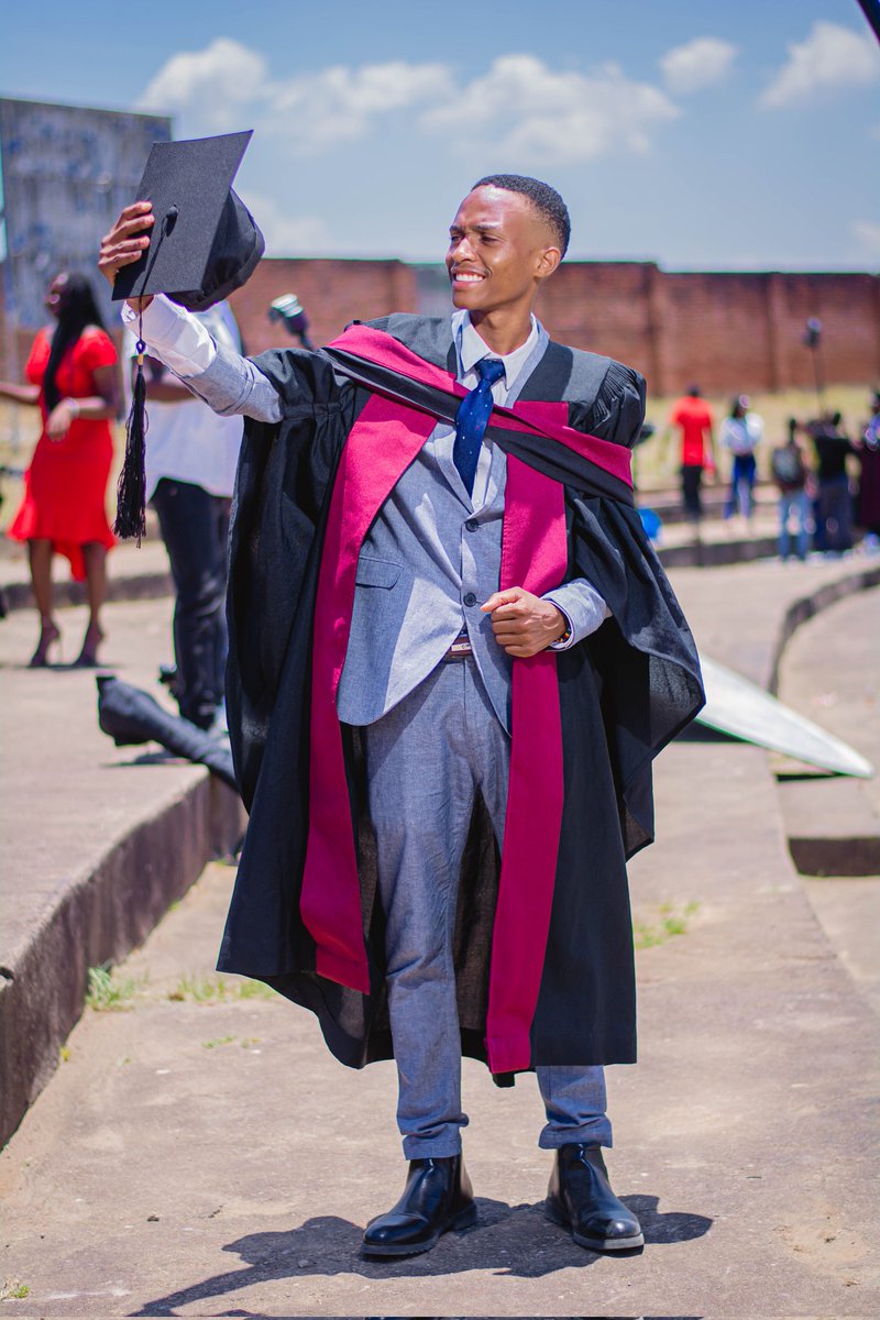 Pacharo03's tweet photo. First Degree Bagged!!! Bachelor's degree in Education (Humanities). From the University of Livingstonia!!!
#class_of_2023 #Unilia https://t.co/xMaVVMU0aw
