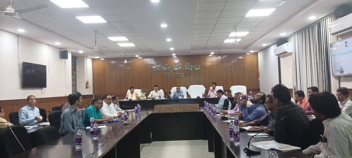 mopr_goi's tweet photo. Addl Secretary #MoPR also reviewed the status of Unspent Balance under #BRGF and requested to submit UC on priority basis. Review meeting was attended by Shri Anand Sharma, Director and officials of @PRD_BIHAR, all #DDCs &amp; #DPROs and Nodal Officers handling #PMVishwakarma Scheme. https://t.co/9faDkXf6sA