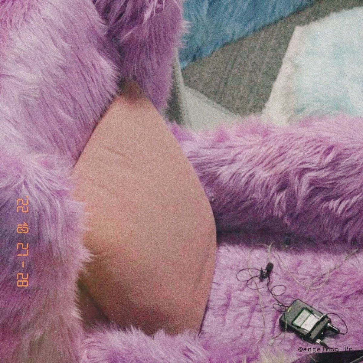 22년 10월 27일
재챤 야무지게 단장 후
 내동댕마이크 ..🪑🎤

23년 10월 27일
재챤 공연 퇴근길.. 
바람처럼 사라지다....🛸