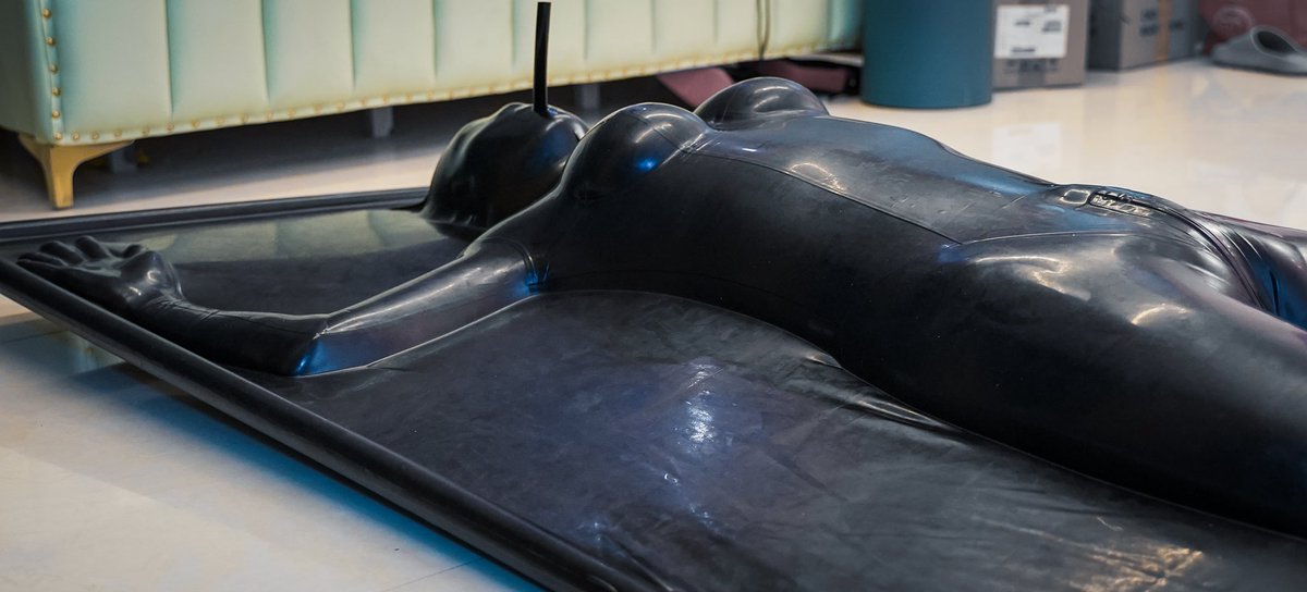 买了单人玩的真空床，结果进去发现，定时开关时间不知道设置了多久，怎么办啊，出不来了，真的好紧，下面的小话筒也突然震动起来了，这是怎么回事！
呜呜呜，真的好煎熬，心里好痒，可是又动不了，用的大功率的真空泵，吸的没有一点空气，现在就像一个真空商品一样，怎么办啊！哭哭哭！