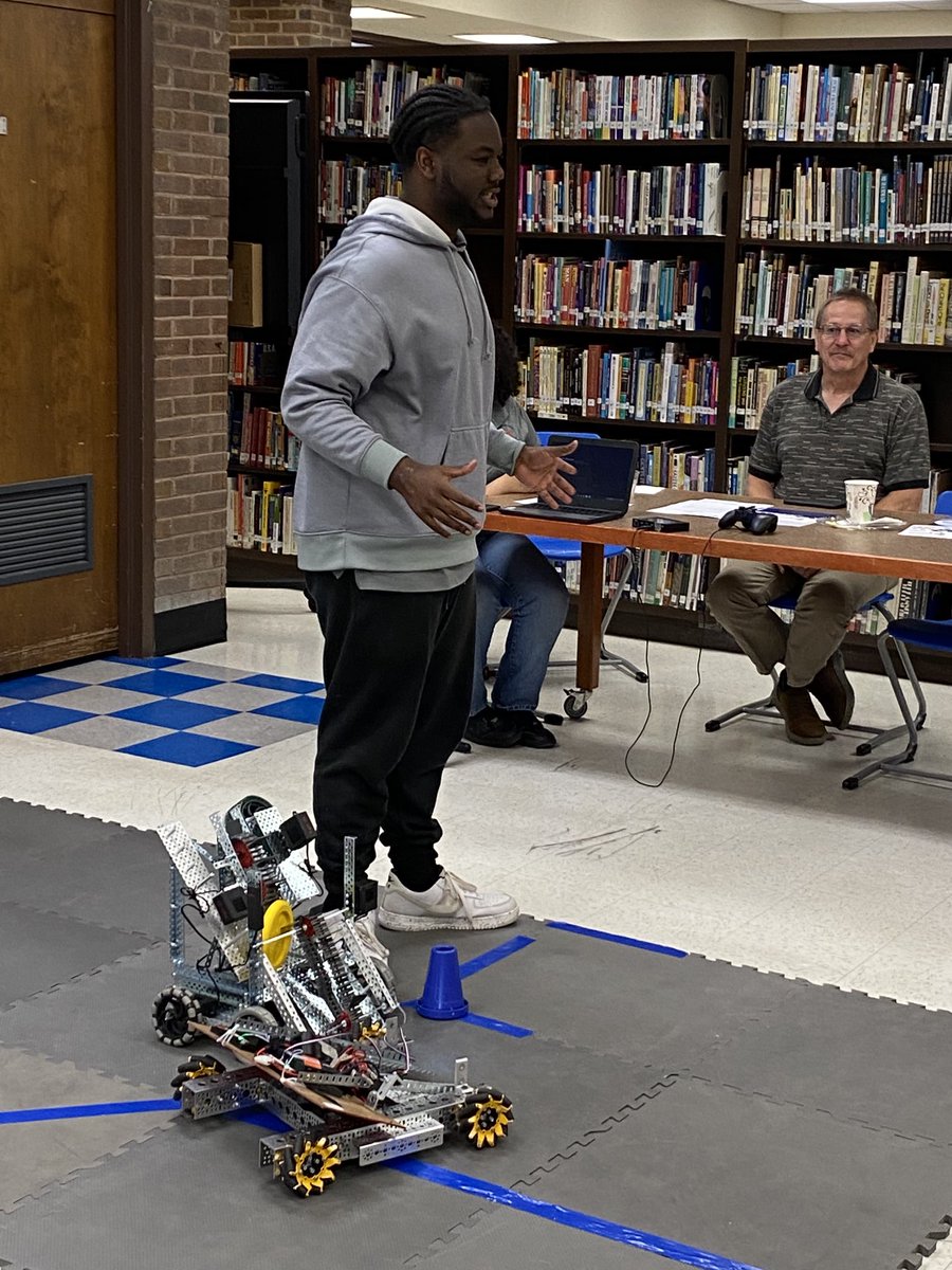 Incredible stories from ⁦@DJBarron1⁩ successful students at ⁦@WestoverHS⁩ ⁦@cte_ccs⁩ ⁦@NAFCareerAcads⁩ on how they are using their creativity for programming of the small bot for upcoming First Tech Challenge competition series ⁦@CumberlandCoSch⁩