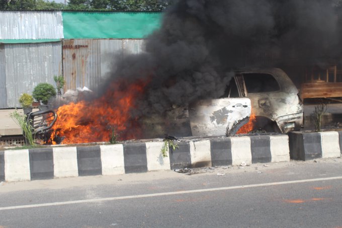 চতুর্থ দিনের মতো মহাসড়ক অবরোধ পুলিশ শ্রমিক দফায় দফায় বিক্ষোভ গাড়িতে অগ্নি সংযোগ পুলিশ সহ আহত ২০