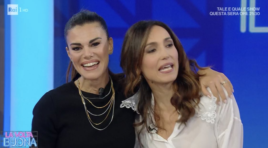 Cinguetterai's tweet photo. Lo storico incontro tra la prima e l’ultima conduttrice di #DettoFatto, sulle note della sigla di #DettoFattoRai.
Non ce la faccio, troppi ricordi
#LaVoltaBuona https://t.co/uPzQtn7Yyb