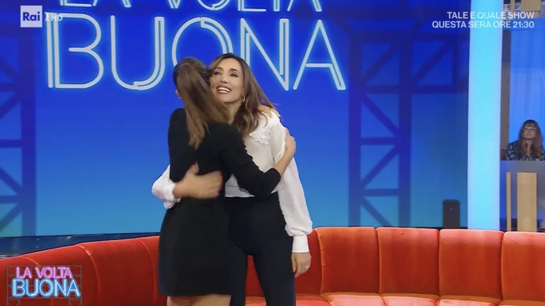 Cinguetterai's tweet photo. Lo storico incontro tra la prima e l’ultima conduttrice di #DettoFatto, sulle note della sigla di #DettoFattoRai.
Non ce la faccio, troppi ricordi
#LaVoltaBuona https://t.co/uPzQtn7Yyb