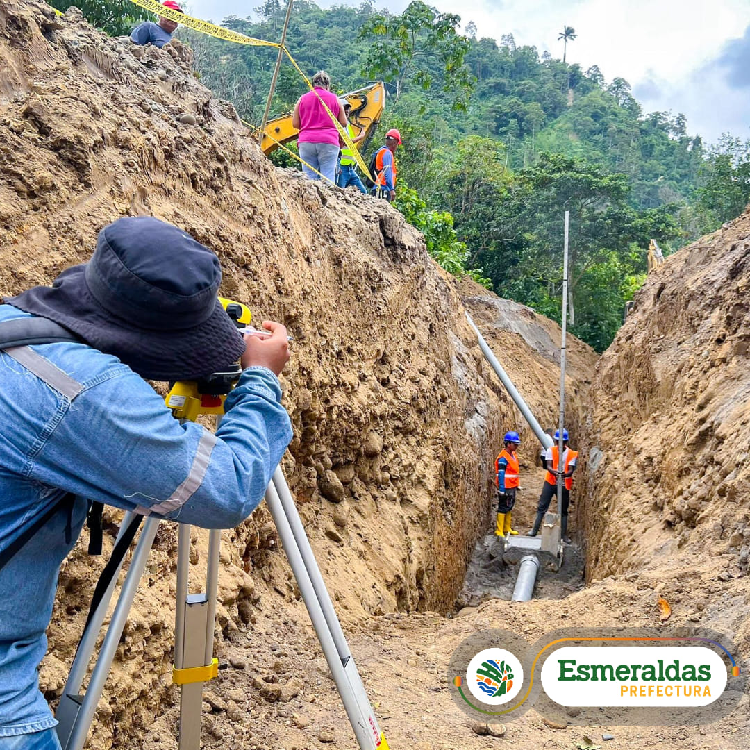 PrefecturaESM's tweet photo. #NoticiasPositivas | ¡El agua es vital para la producción de los cultivos! 
En la parroquia #Chinca del cantón #Esmeraldas avanzamos con la construcción del sistema del Sistema de Riego Tabuche.

#SabemosCómoHacerlo
#RobertaSíCumple https://t.co/aXbjD1dVJM