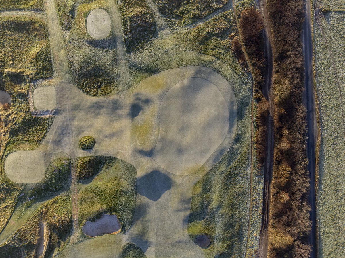 A frosty morning last December revealed some amazing shapes around our 16th green. 📸 @golfarchitects