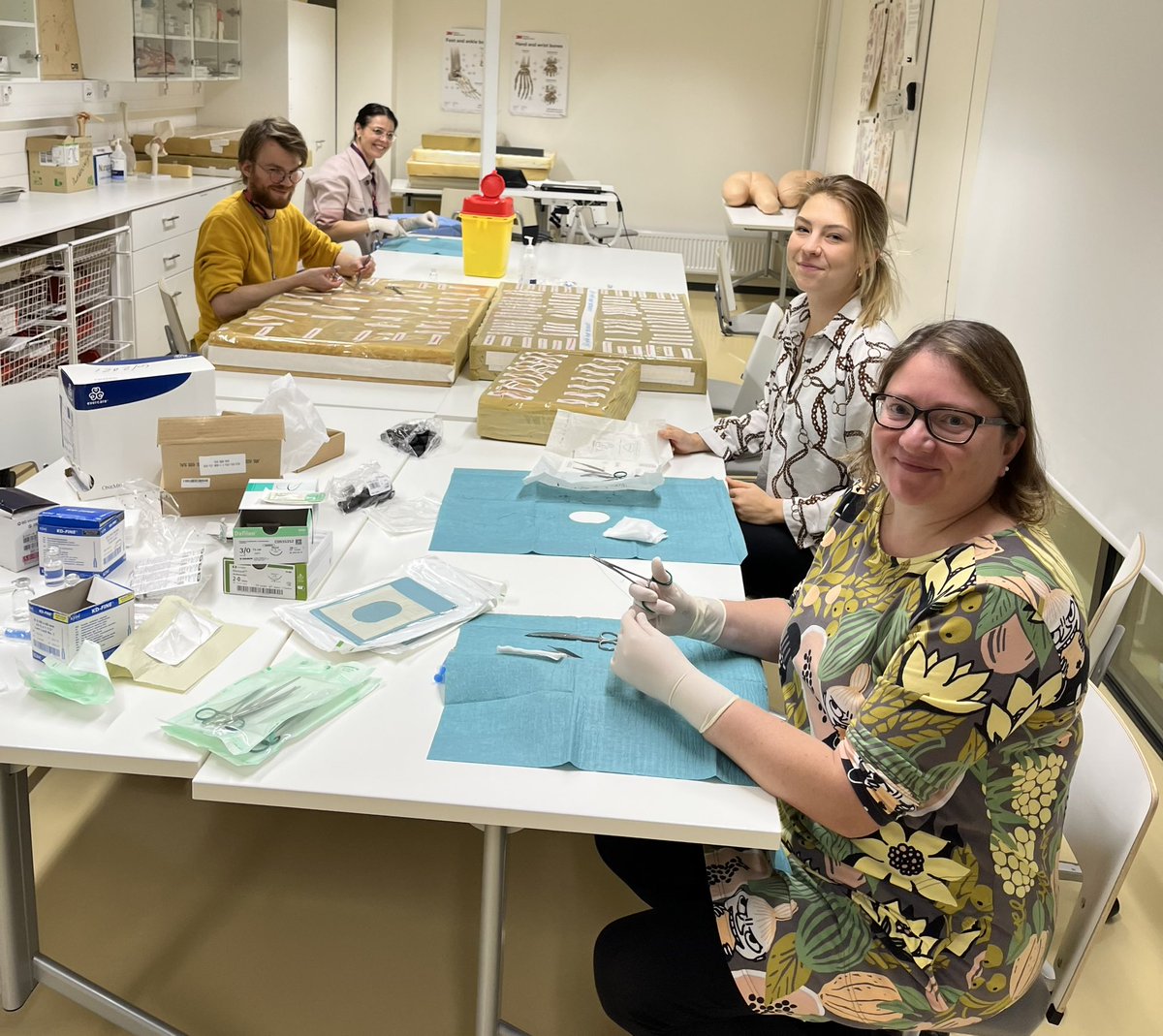 Pääsin pitkästä aikaa vetämään hands on-ompeluopetuksen lasten- ja nuorisopsykiatriaan erikoistuville ja oli älyttömän hauskaa. Oli ihanaa olla taas hetken aikaa kirurgi 🧡@TampereUni #lovemyjob <a href="/Pirha_fi/">Pirkanmaan hyvinvointialue</a>