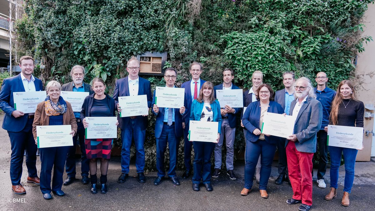 BMLEH_Bund's tweet image. #Moore und ihre landwirtschaftliche Nutzung sind ein starker Hebel für mehr #Klimaschutz.
Die 11 Mio. Euro, die @cem_oezdemir heute als Förderbescheide in der Fraunhofer-Gesellschaft überreicht, sind gut angelegtes Geld, weil hier Schutz u. wirtschaftlicher Nutzen zusammenkommen.