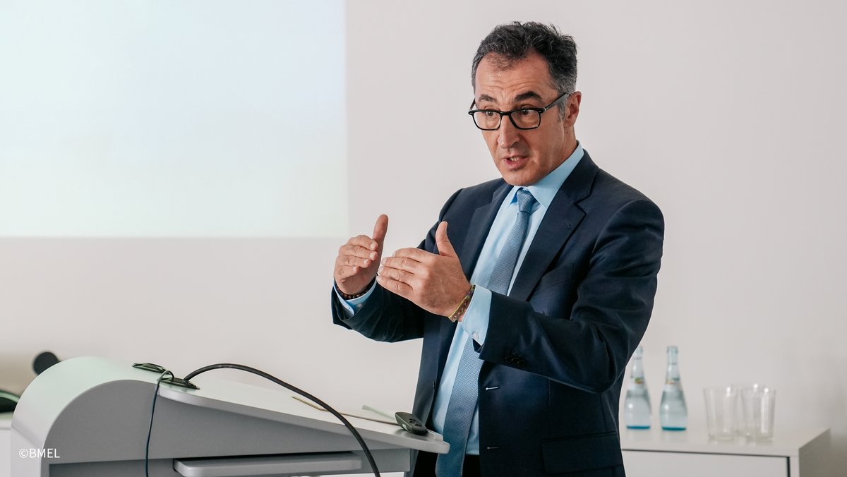 BMLEH_Bund's tweet image. #Moore und ihre landwirtschaftliche Nutzung sind ein starker Hebel für mehr #Klimaschutz.
Die 11 Mio. Euro, die @cem_oezdemir heute als Förderbescheide in der Fraunhofer-Gesellschaft überreicht, sind gut angelegtes Geld, weil hier Schutz u. wirtschaftlicher Nutzen zusammenkommen.