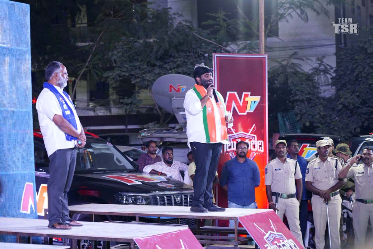 TSR4BJPIndia's tweet photo. రాజేంద్రనగర్ నియోజకవర్గం తాజా రాజకీయాలపై #NTV నిర్వహిస్తున్నగెలుపెవరిది కార్యక్రమంలో పాల్గొనడం జరిగింది
#Gelupevaridi #NTVNews #NTVLive #Thokalasrinivasreddy #BJP4IND #TeamTSR #TelanganaPolitics #bjpindia #bjp #BJP4IND #youth #RajendraNagar #bjpparty #BJP4Telangana #Hyderabad https://t.co/8h8omsLMGY