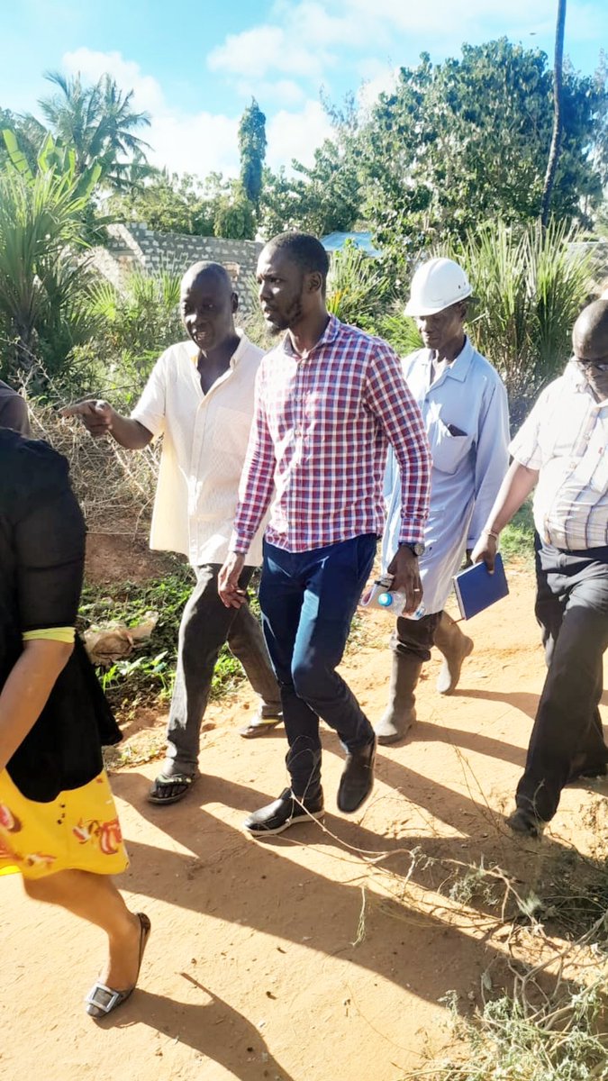 KilifiE19344's tweet photo. our CECM, Hon. Omar Said, visited Maweni Village in Mtwapa with the Director of Environment, Mr. Jimmy, in response to the residents' distress call regarding improper waste product dumping, illegal mining, dirty shores, and other major environmental concerns. https://t.co/UhHevEqP6G