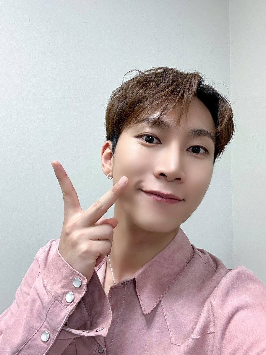 OFFICIALBTOB's tweet photo. [📢] Mnet '초대형 노래방 서바이벌 <VS>' 출연 안내

잠시 후 10시 40분! 은광이 '#초대형노래방서바이벌VS'에 출연합니다!
흥이 가득한 금요일을 보낼 수 있는 이곳 VS!
은광 프로듀서와 함께해요🐱
멜로디 여러분의 많은 시청 부탁드립니다💙

#비투비 #BTOB
#서은광 #SEO_EUNKWANG https://t.co/5YXoreXvf3