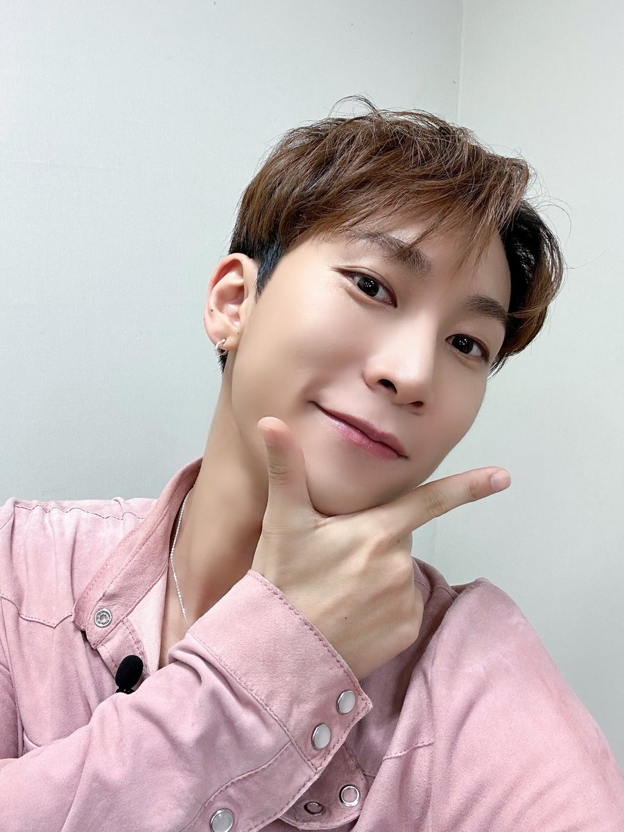 OFFICIALBTOB's tweet photo. [📢] Mnet '초대형 노래방 서바이벌 <VS>' 출연 안내

잠시 후 10시 40분! 은광이 '#초대형노래방서바이벌VS'에 출연합니다!
흥이 가득한 금요일을 보낼 수 있는 이곳 VS!
은광 프로듀서와 함께해요🐱
멜로디 여러분의 많은 시청 부탁드립니다💙

#비투비 #BTOB
#서은광 #SEO_EUNKWANG https://t.co/5YXoreXvf3