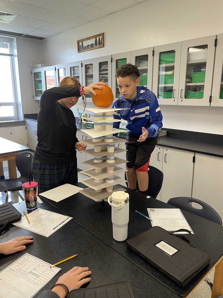 MannerClass's tweet image. Pumpkin STEM Challenge! Build the tallest pumpkin stand for the cheapest price. #teamwork #WeAreWentzville @WSMSwolves