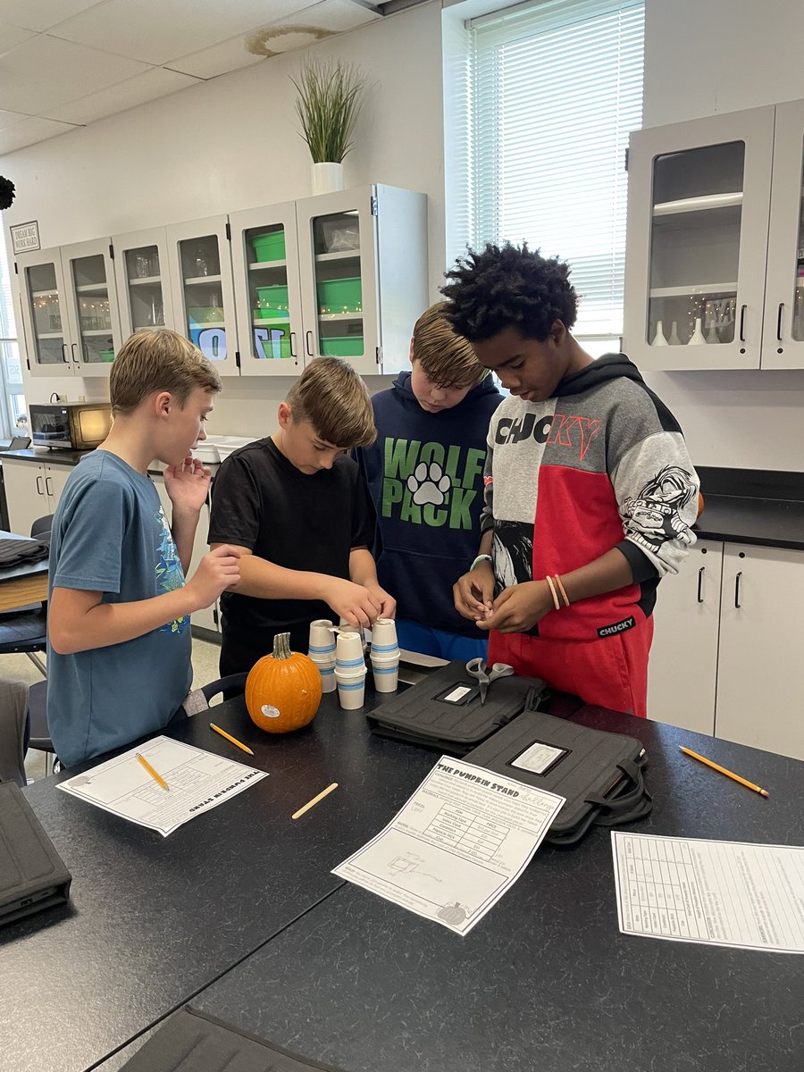 MannerClass's tweet image. Pumpkin STEM Challenge! Build the tallest pumpkin stand for the cheapest price. #teamwork #WeAreWentzville @WSMSwolves
