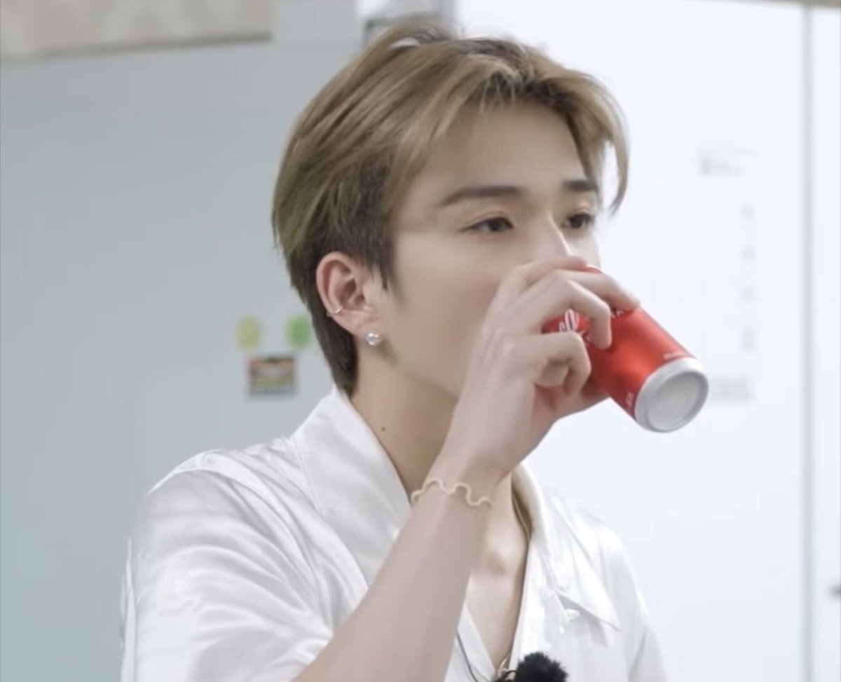 BeastCrypto_678's tweet photo. he’s so handsome🤍

#ASAHI #아사히 #TREASURE #트레저 https://t.co/emk9CHIO0t