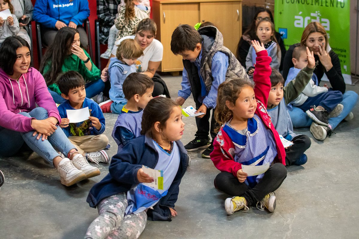 MuniCasares's tweet image. #COMPOSTAR | Aprendiendo con curiosidad desde los incios 🧒🏻🌱👧🏽

Niñas y niños del jardín N°910 visitaron Área T.R.E.S. donde conocieron y aprendieron sobre #compostaje 🗑🍂 y recibieron composteras para iniciar el gran camino de reducir la cantidad de #ResiduosOrgánicos 😊👏🏻