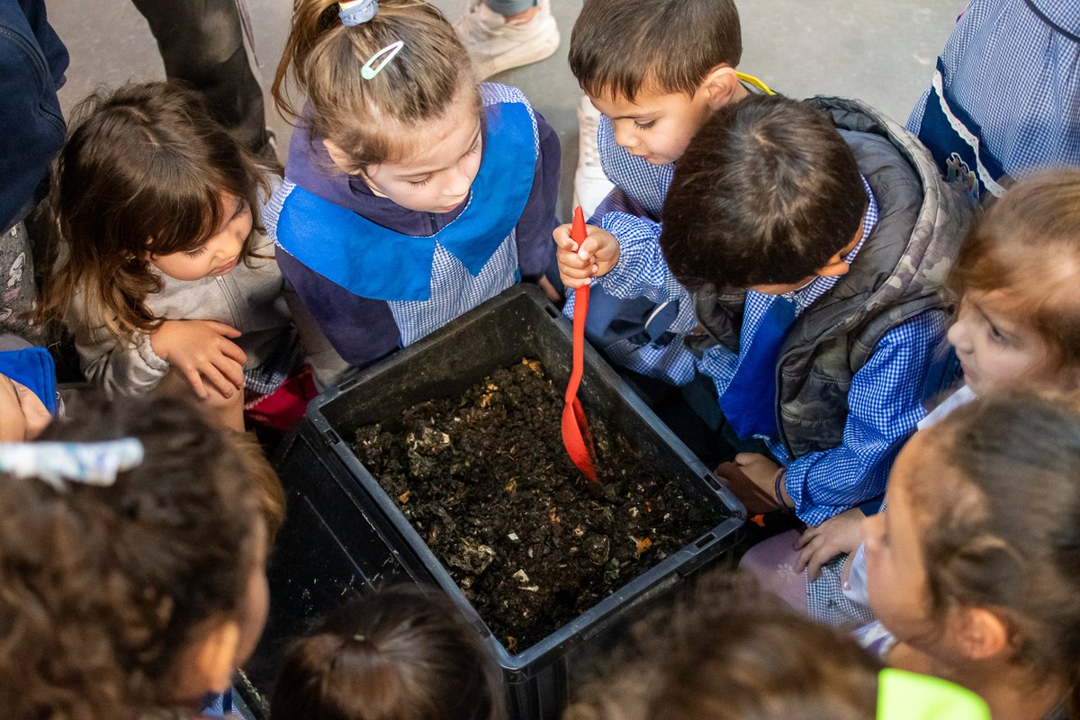 MuniCasares's tweet image. #COMPOSTAR | Aprendiendo con curiosidad desde los incios 🧒🏻🌱👧🏽

Niñas y niños del jardín N°910 visitaron Área T.R.E.S. donde conocieron y aprendieron sobre #compostaje 🗑🍂 y recibieron composteras para iniciar el gran camino de reducir la cantidad de #ResiduosOrgánicos 😊👏🏻