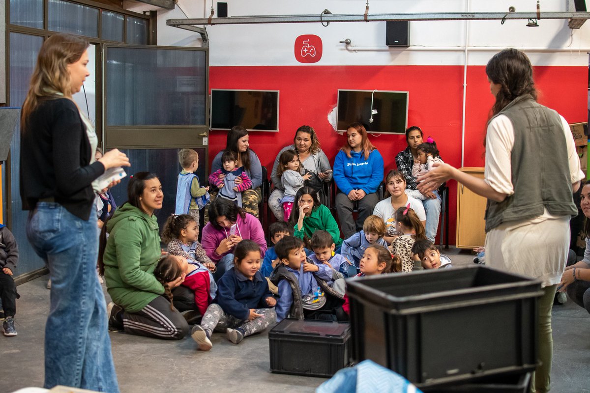 MuniCasares's tweet image. #COMPOSTAR | Aprendiendo con curiosidad desde los incios 🧒🏻🌱👧🏽

Niñas y niños del jardín N°910 visitaron Área T.R.E.S. donde conocieron y aprendieron sobre #compostaje 🗑🍂 y recibieron composteras para iniciar el gran camino de reducir la cantidad de #ResiduosOrgánicos 😊👏🏻