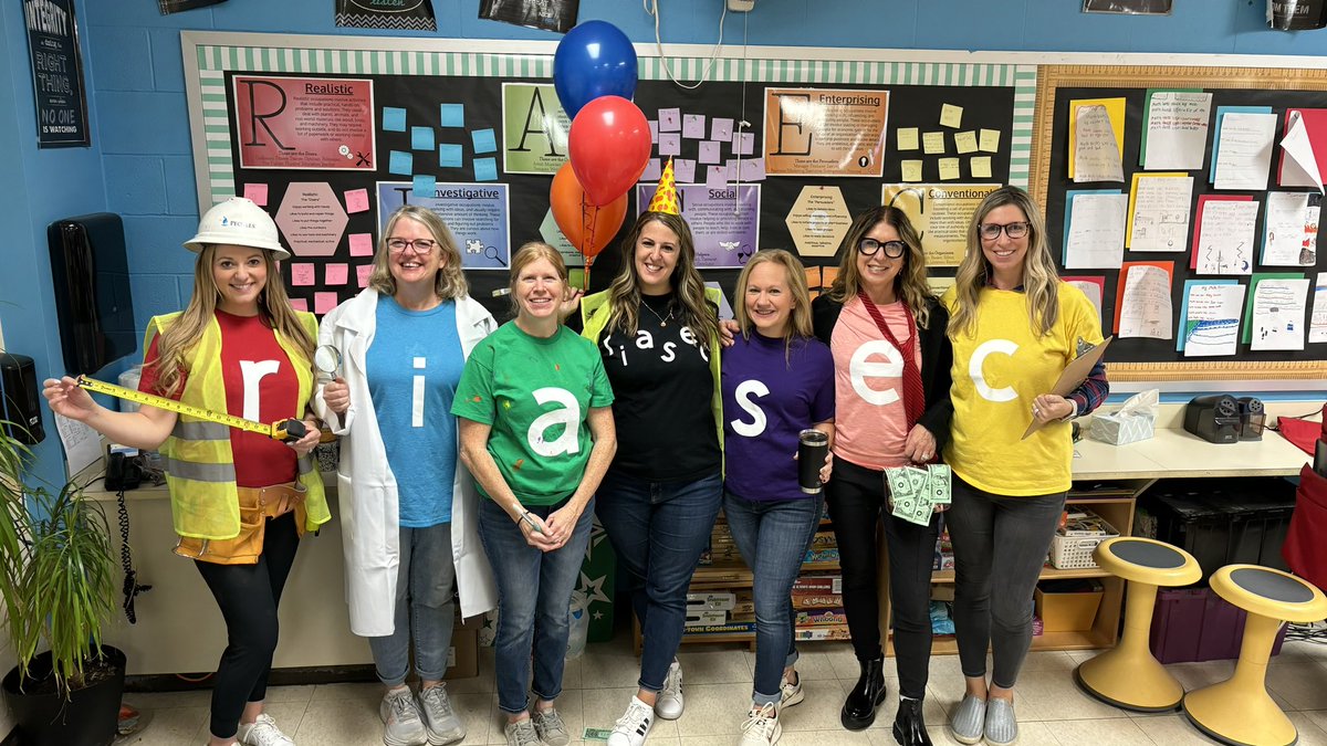 PGHWorldofWork's tweet image. Fifth grade teachers @Avonworthschool are a #RIASEC party today! 🔨 🔍 🖌️ 🤝 💵 📋 🎈 @BillBattistone @JeffHadleyEdD